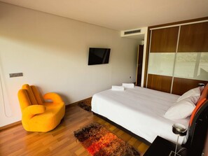 6 quartos, ferros/tábuas de passar roupa, berço de viagem