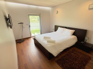 6 bedrooms, iron/ironing board, travel cot, free WiFi