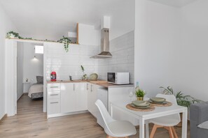 Kühlschrank, Mikrowelle, Herdplatte, Wasserkocher mit Kaffee-/Teezubehör
