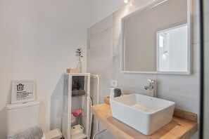 Een douche, een haardroger, handdoeken