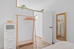 1 dormitorio, tabla de planchar con plancha, wifi y ropa de cama