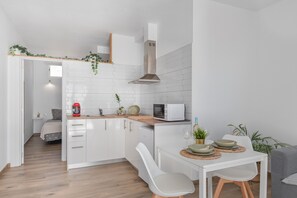 Frigorífico, microondas, placa de cocina y cafetera o tetera