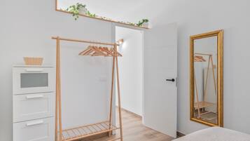 1 slaapkamer, een strijkplank/strijkijzer, wifi, beddengoed