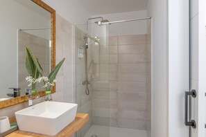 Shower, hair dryer, towels - Vacation 'El Rincón De Agustín I' with Mountain View, Private Terrace and Wi-Fi (Macher)