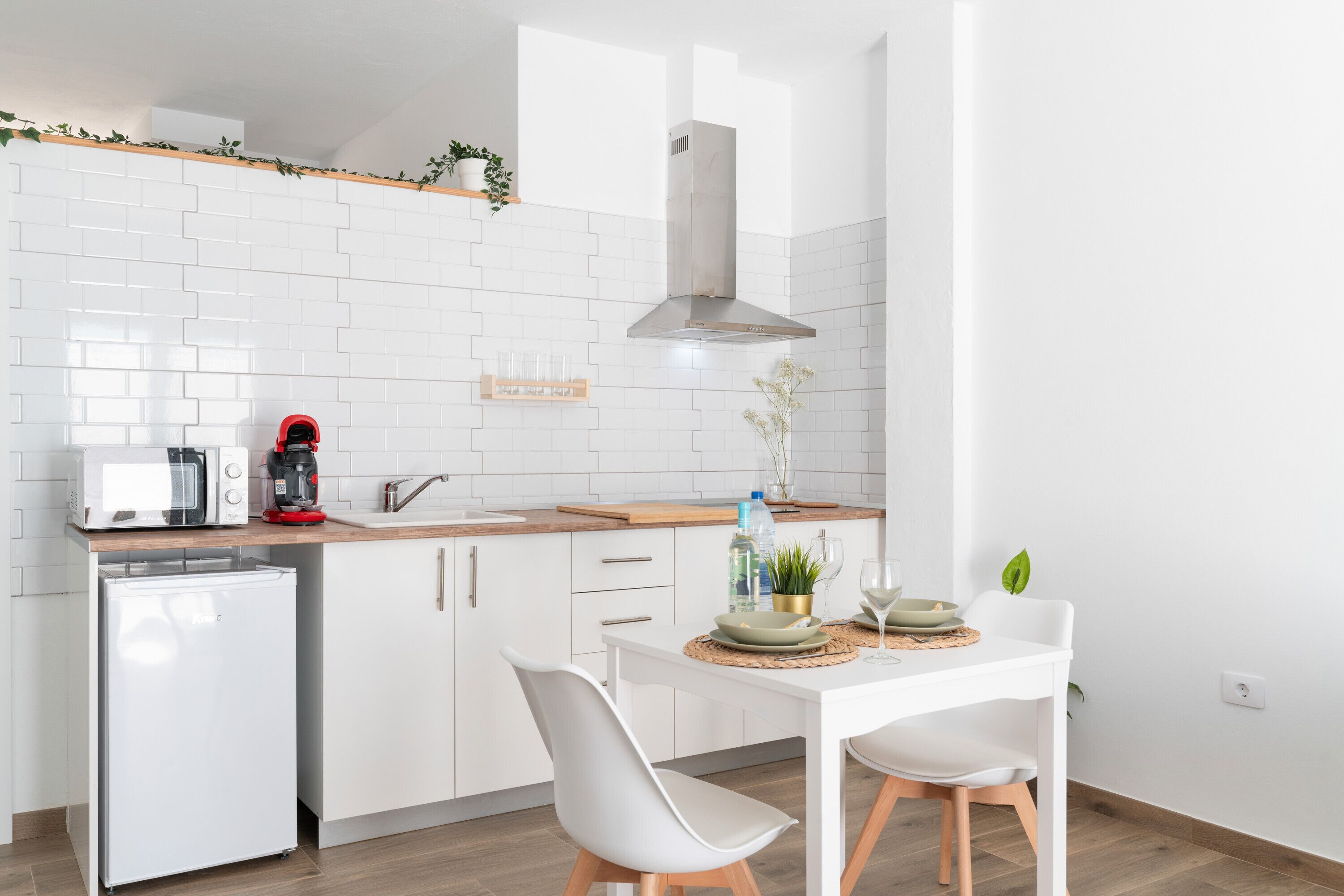 Refrigerador, microondas, parrilla de estufa y cafetera y tetera 