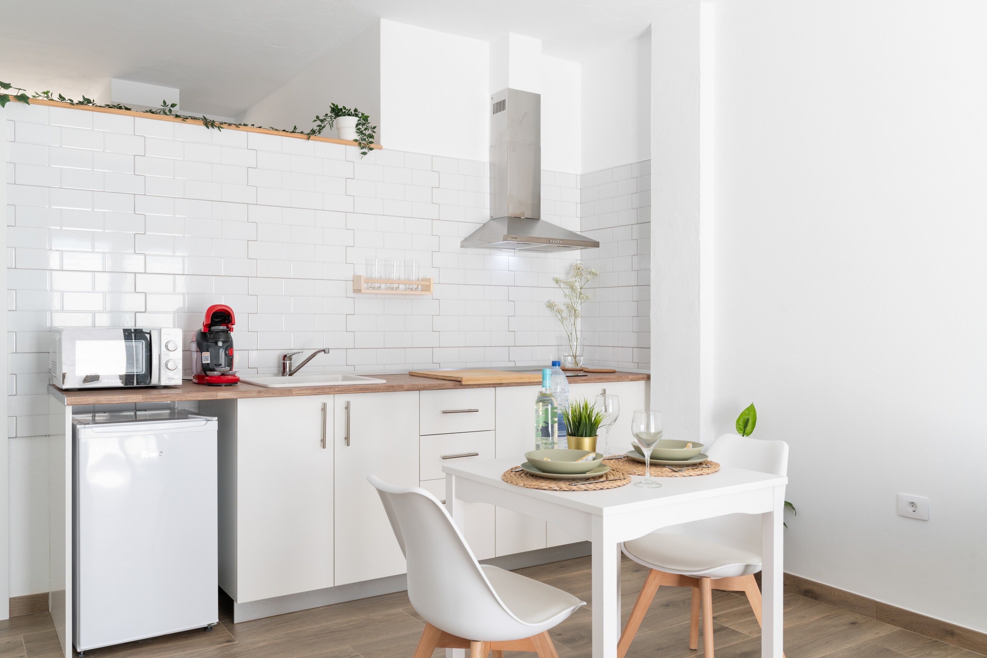 Kühlschrank, Mikrowelle, Herdplatte, Wasserkocher mit Kaffee-/Teezubehör