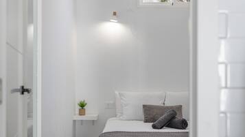 1 dormitorio, tabla de planchar con plancha, wifi y ropa de cama