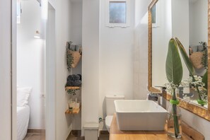 Dusj, hårføner og håndklær