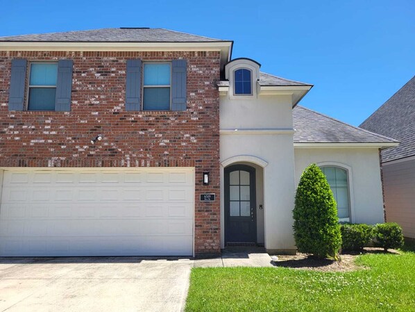 Exterior - Peaceful & Spacious 4-bedroom Retreat (Baton Rouge)