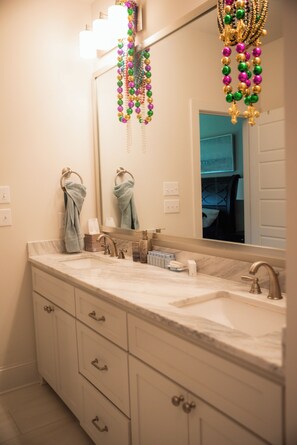 Jetted tub, towels, soap, toilet paper - Peaceful & Spacious 4-bedroom Retreat (Baton Rouge)