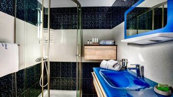 Shower, free toiletries, hair dryer, towels