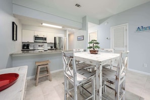 Condo, Multiple Beds, Balcony, Garden View (Sunshine & Whiskey) | Dining