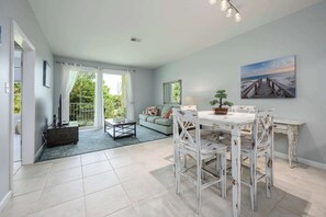 Condo, várias camas, sacada, vista para o jardim (Sunshine & Whiskey) | Área de estar | TV de tela plana 42 polegadas com canais digitais