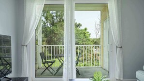 Living area - Sunshine & Whiskey Condo for 6 With Resort Amenities Near Grand Boulevard (Miramar Beach)
