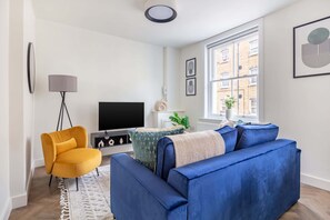 TV, offices - Modern 1BR Stay in the Heart of the City (London)