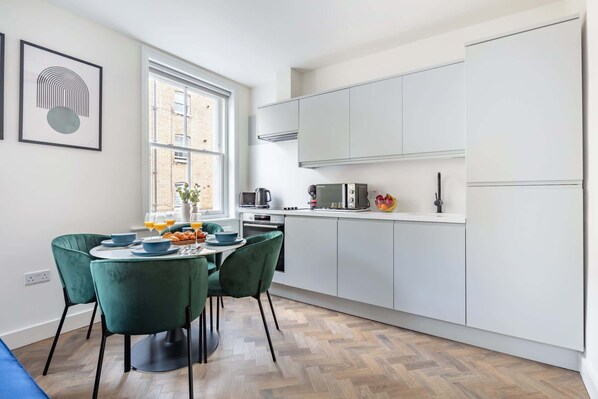 Fridge, microwave, oven, stovetop - Modern 1BR Stay in the Heart of the City (London)