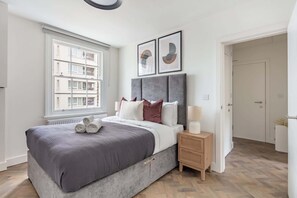 1 bedroom, desk, iron/ironing board, travel crib - Modern 1BR Stay in the Heart of the City (London)