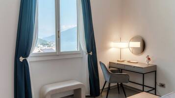 Apartamento, varanda, vista para o lago | Roupas de cama premium, edredons de pluma, ferros/tábuas de passar roupa