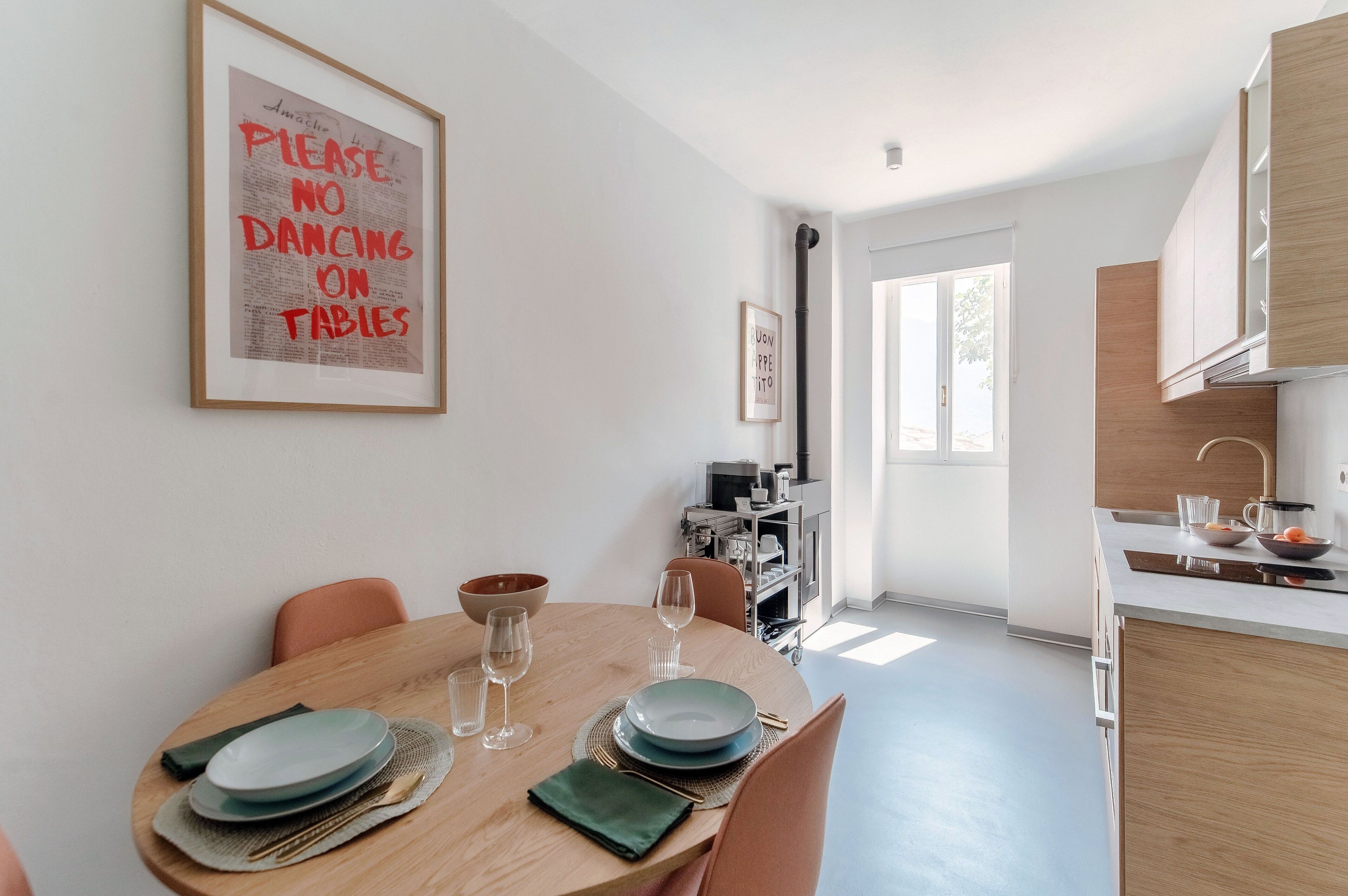 Appartement, patio, vue lac | Salle à manger