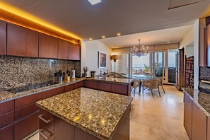Geladeira, micro-ondas, cooktop, lava-louças