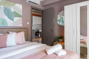Appartamento, 1 letto matrimoniale con divano letto, cucina, vista città | Tende oscuranti, ferro/asse da stiro, Wi-Fi gratuito