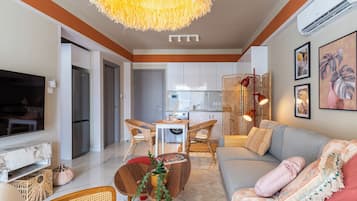Apartamento, 1 cama de casal e sofá-cama, cozinha, vista para a cidade | Sala de estar | Smart TV 55 polegadas com canais digitais, serviços de streaming