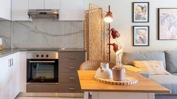 Apartamento, 1 cama de casal e sofá-cama, cozinha, vista para a cidade | Cozinha privada | Geladeira, micro-ondas, fogão, cooktop