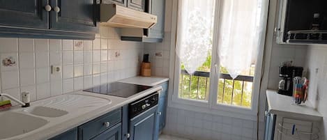 Four Ă micro-ondes, un four, surface de cuisson, lave-vaisselle