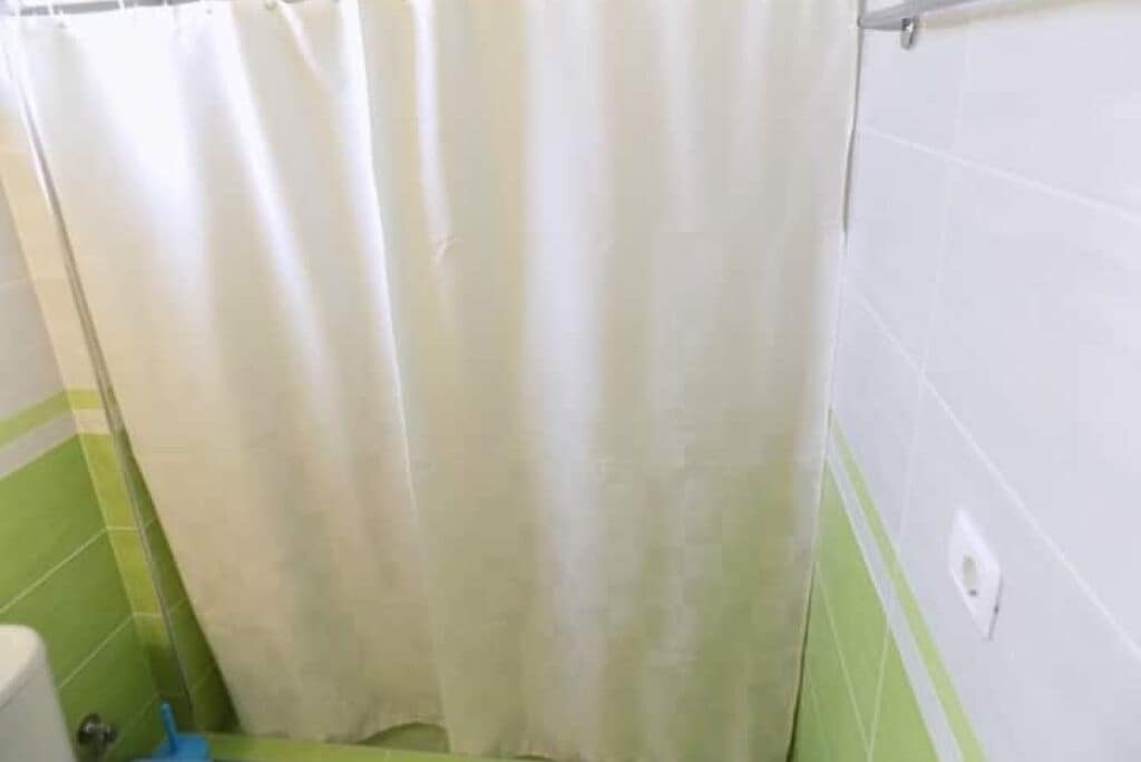 Een douche, handdoeken, zeep, toiletpapier