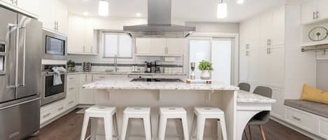 冷蔵庫、電子レンジ、オーブン、コンロ