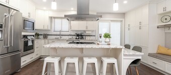 Aldergrove - Sleeps 10 - Hot Tub