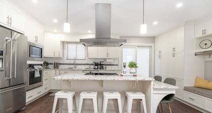 Aldergrove - Sleeps 10 - Hot Tub