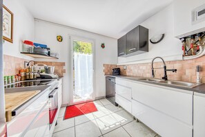 Een koelkast, een microgolfoven, een oven, een kookplaat