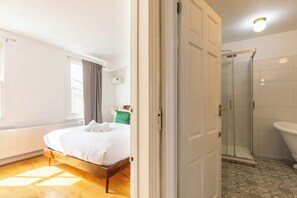 3 bedrooms, iron/ironing board, internet, bed sheets - Beautiful 3BD Home with Rooftop Terrace, Fulham (Greater London)