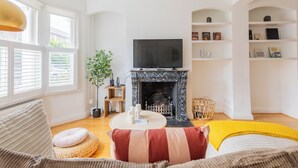 TV - Beautiful 3BD Home with Rooftop Terrace, Fulham (Greater London)