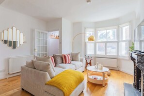 TV - Beautiful 3BD Home with Rooftop Terrace, Fulham (Greater London)
