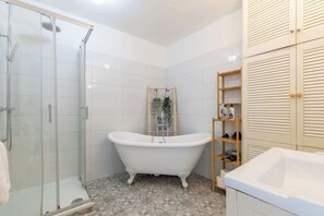 Shower, hair dryer - Beautiful 3BD Home with Rooftop Terrace, Fulham (Greater London)