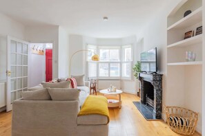 TV - Beautiful 3BD Home with Rooftop Terrace, Fulham (Greater London)
