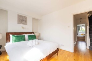 3 عدّة غرف نوم ومكواة/لوح كي وخدمة الإنترنت وملاءات أسرّة