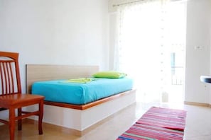 Tabla de planchar con plancha, wifi y ropa de cama