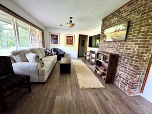 Smart TV, foosball - Ozark Foothills Country Home
Newly Remodeled (Lamar)