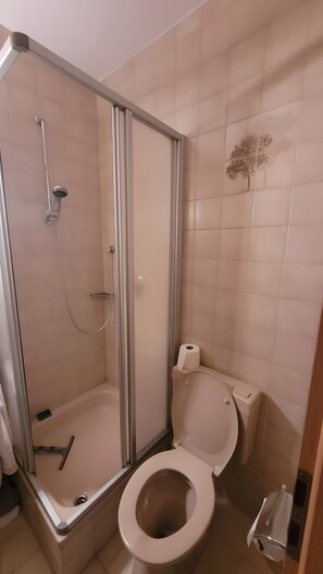 Een douche, handdoeken