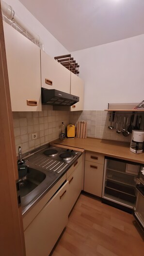 Réfrigérateur, four, plaque de cuisson, cafetière/bouilloire