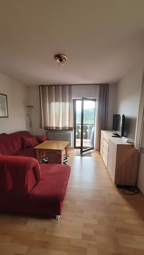 TV - Holiday Apartment 'Berg Und See' with Lake View, Private Terrace and Wi-Fi (Hauzenberg)