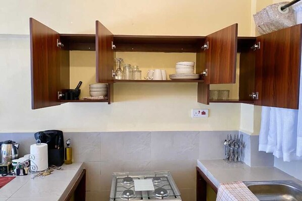 Micro-ondes, four, plaque de cuisson