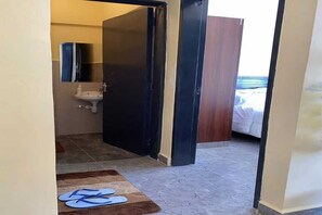 1 habitación, tabla de planchar con plancha, wifi y ropa de cama
