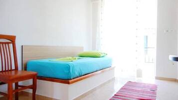 1 dormitorio, tabla de planchar con plancha, wifi y ropa de cama