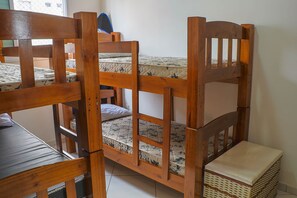 Un lit superposé avec une structure en bois et un matelas à motifs floraux.