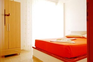 1 bedroom, iron/ironing board, WiFi, bed sheets - 25 meters from the beach 8 (Himarë)