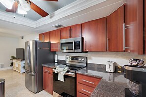 Køleskab, mikrobølgeovn, ovn, kogeplade